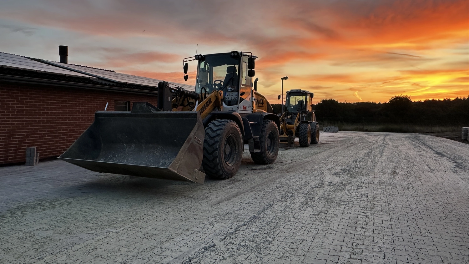 Franz Kotschofsky GmbH - Bauservice - Individueller Erd- und Tiefbau--> Herstellung von Sandplatten für Gewerbehallen und Neubauvorhaben, Anlagen von Erdwällen, Baugruben für Keller und Industriebauten +Bodensanierung bei Wasserundurchlässigkeit